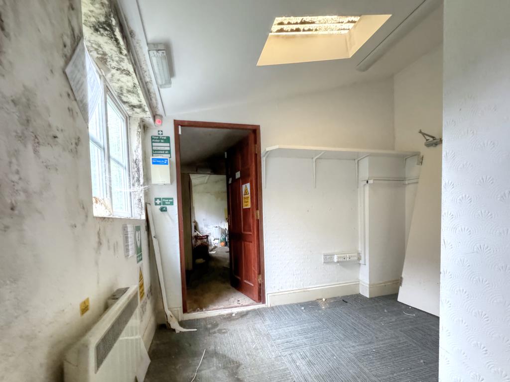 Lot: 50 - SPACIOUS THREE STOREY FORMER DENTIST SURGERY - Small room to the rear of the property